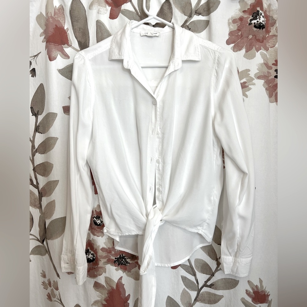 Very comfortable blouse, ties on the bottom